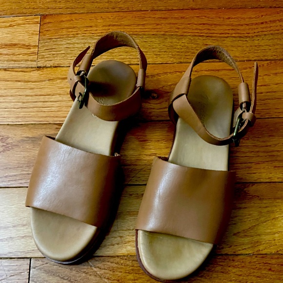 madewell The Noelle Ankle-Strap Flat in size 6/warm hickory - Picture 3 of 3